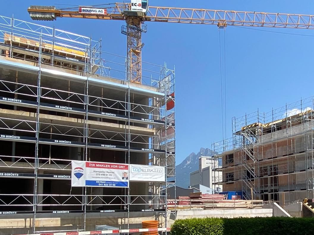 Fassadengerüste von RB Gerüste an einer Wohnüberbauung im Bau, mit Baukran